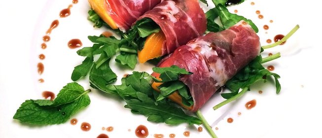 Закуска с хурмой и пармской ветчиной