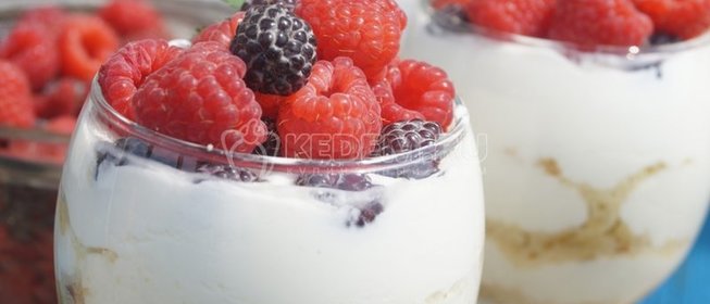 Десерт из ягод со сметаной «Вкус лета»