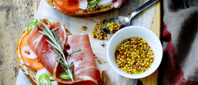 Брускетта с ветчиной, сыром и помидорами