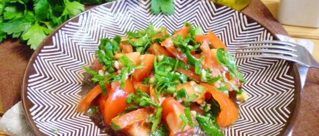 Помидоры с зеленью и чесноком