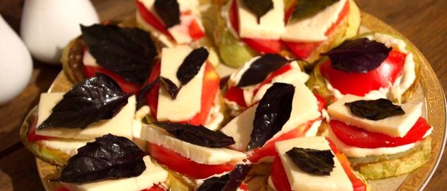 Жареные кабачки с помидорами и сыром