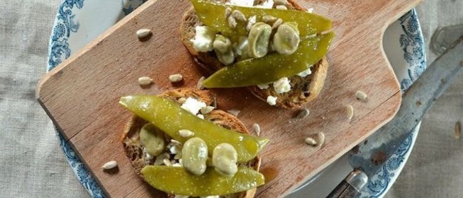 Брускетта с бобами и горохом