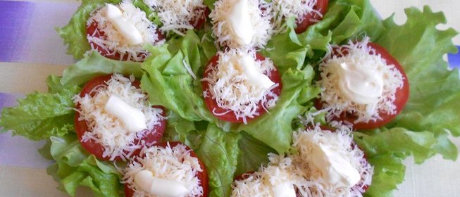 Помидоры с сыром и салатом