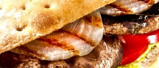 Бургеры на гриле с портобелло, розмарином и рукколой