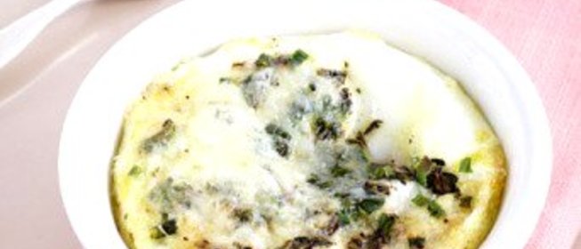 Горячая закуска из карамелизованного лука, рикотты и пармезана