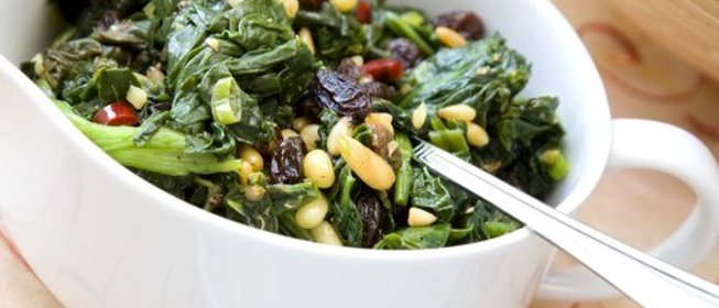 Сладкий мангольд с изюмом и миндалем