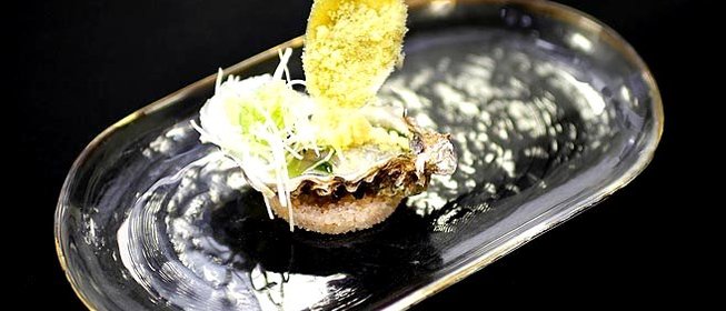 Устрицы с огуречной гранитой