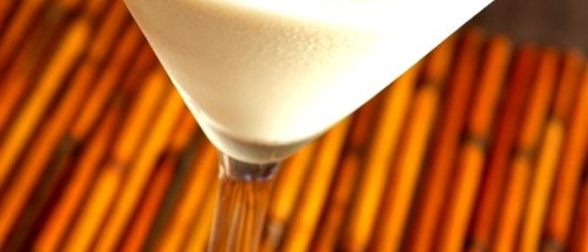 Коктейль из джина и ликера Creme de Cacao