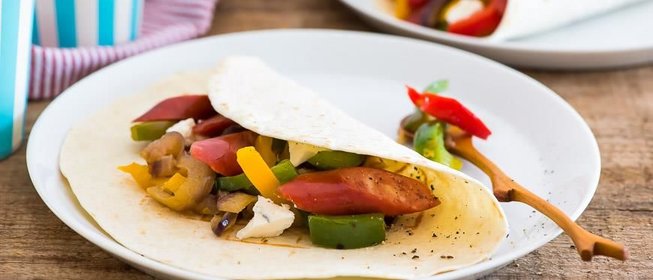 Сосиски с жареным перцем в лепешке