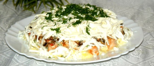 Салат из курицы грибов и сыра с домашней заправкой