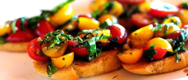 Бручетта с помидорами черри и базиликом