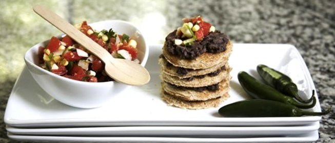 Дип из черной фасоли и сальсы