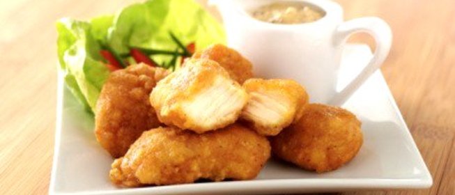 Золотистые куриные кусочки в кукурузных хлопьях с абрикосовым соусом