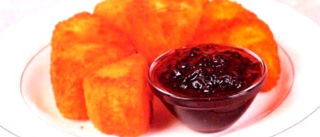 Камамбер с клюквенным соусом