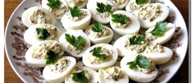 Фаршированные печенью трески яйца