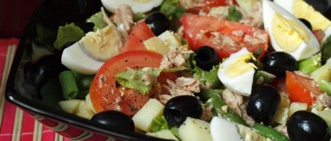 Салат с тунцом,овощами и маслинами