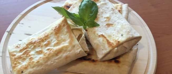 Конверты из лаваша с помидором, моцареллой и базиликом.