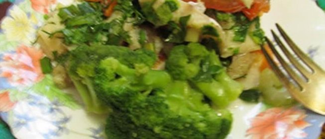 Диетический морской окунь, запеченный с овощами