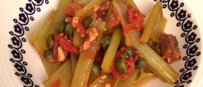 Цикорий, тушеный с помидорами и чесноком