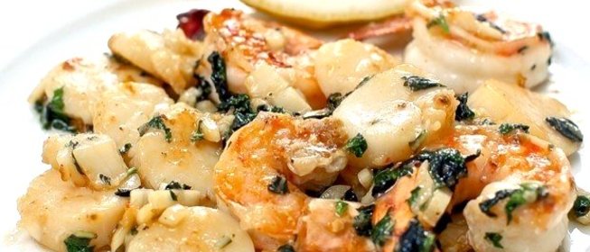 Морепродукты в воке