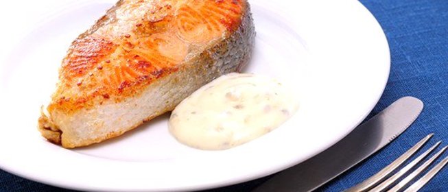 Закуска из лосося с соусом тартар и розовым перцем