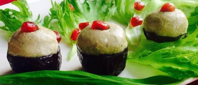 Закуска из чернослива с фасолью, грецким орехом и черемшой