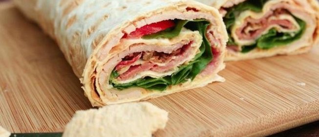 Ролл с курицей, яблоком и черносливом