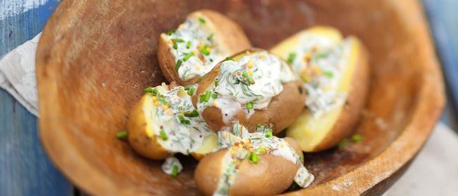 Теплая картофельная закуска с соусом из йогурта