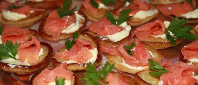 Канапе с красной рыбой на оладьях