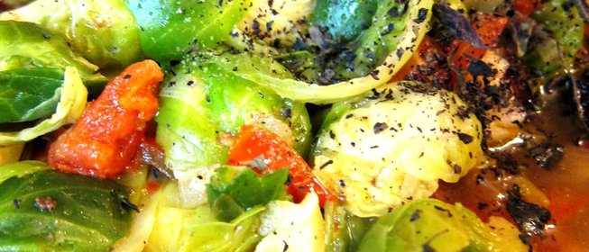 Брюссельская капуста с томатами