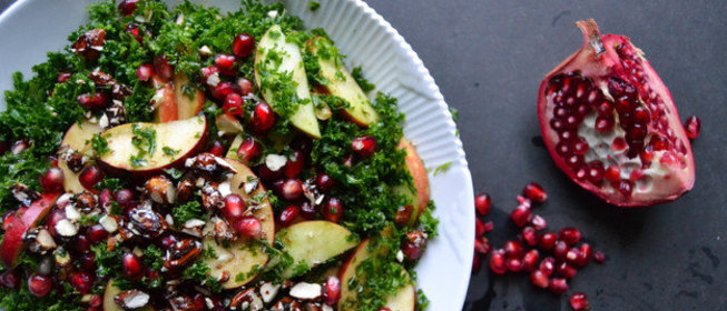 Салат с капустой кале, яблоком и гранатом