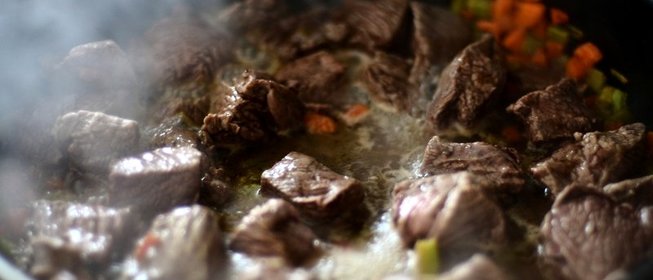 Говядина медленного тушения в темном пиве