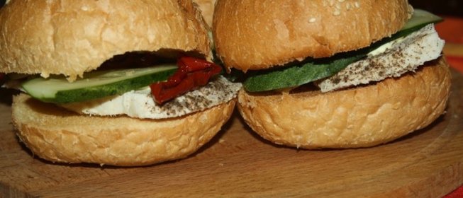 Бургеры с отварным куриным филе и вялеными томатами