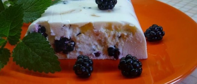 Желе из творога с ежевикой