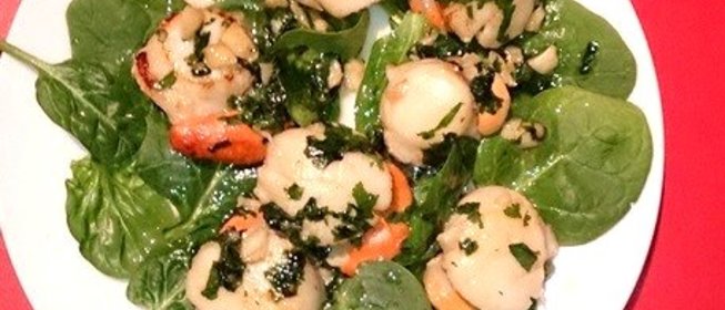 Морские гребешки на подушке из шпината