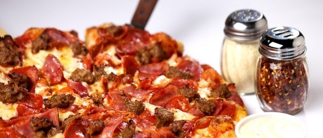 Пицца с колбасой и фаршем