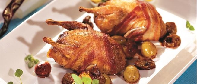 Перепела с виноградом и перепелиными яйцами