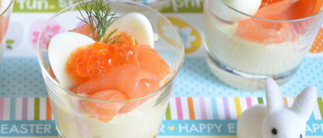 Закуска с копченым лососем и перепелиными яйцами