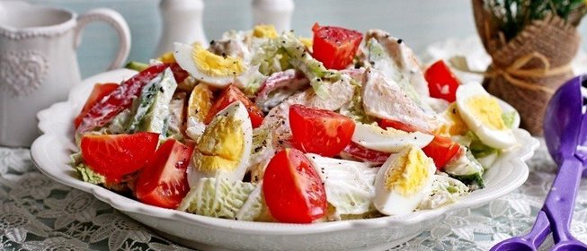 Салат с куриной грудкой, овощами и йогуртом