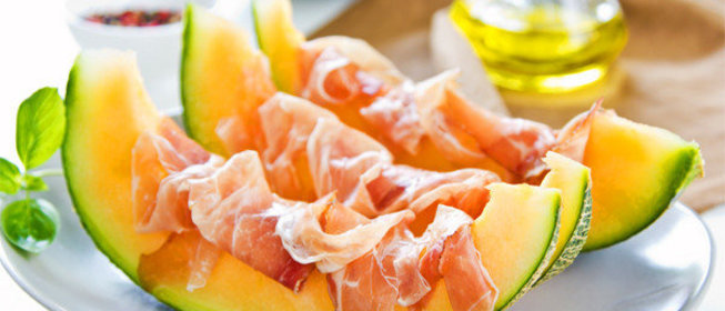 Закуска из дыни и прошутто