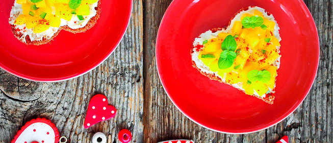 Канапе с сыром и пряным манго