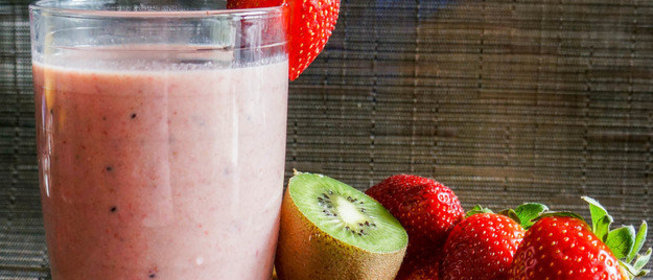 Смузи из киви, клубники и банана