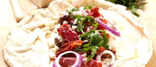 Фахитас с разноцветными перцами, кабачками и рукколой