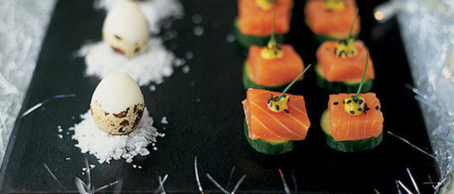 Канапе из семги с огурцом