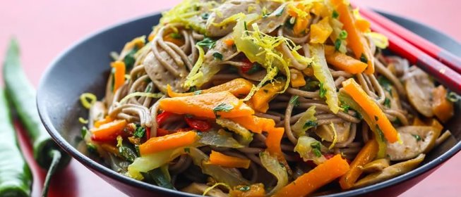 Острая гречневая лапша с тыквой и сосисками