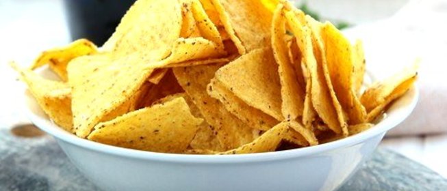 Хрустящие чипсы с оливковым маслом и крупной солью