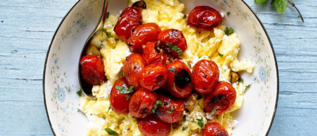 Закуска из яиц с помидорами черри