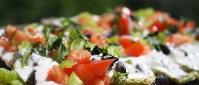 Ассорти гриль со сметанным соусом и овощной сальсой