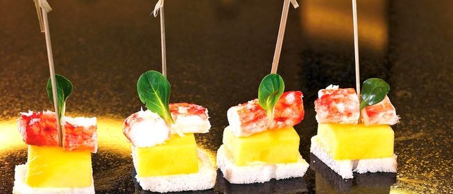 Краб с манго и яичным соусом