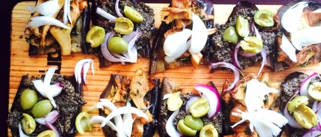 Тапас из баклажанов с лисичками и тапенадом